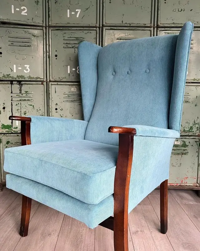 I love what a difference this @modellifabrics corduroy has made to this saggy bottomed chair!