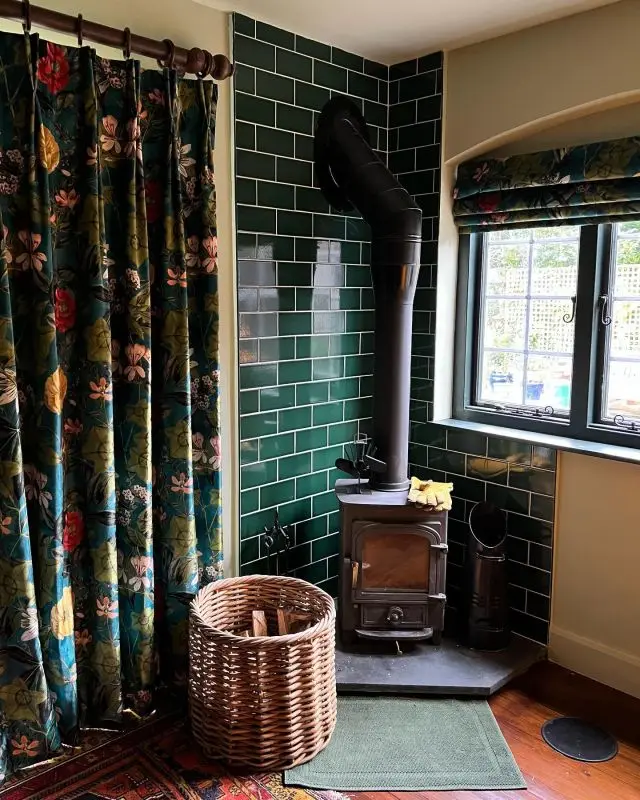 After a bit of fiddling these curtains and blinds are finally up. Velvet can be tricky to work with and these blinds were no exception! They look fab though, a great fabric choice for this room.
