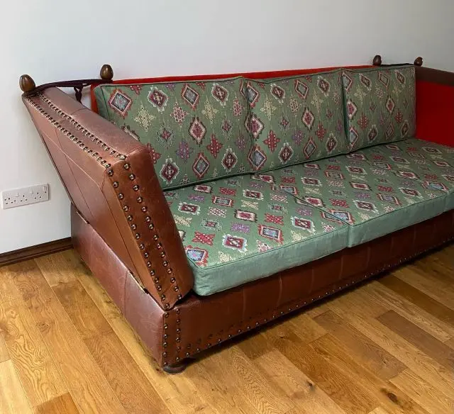 This huge Knole sofa didn’t need a complete overhaul but it just goes to show what a difference a change of fabric can make! Another collab with Janet @highcroft_interiors.