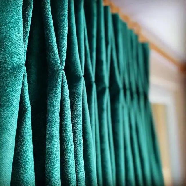 Emerald green velvet, double pinch pleats. Simple but elegant 💚