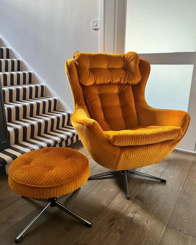 🎃 A seasonal set of new togs for this egg chair. Quite tricky as the client set his heart on this @designersguild saffron cotton velvet but well worth the effort it took tailoring it to fit perfectly.